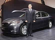 Carlos Ghosn, Präsident und Chief Executive Officer der Nissan Motor Co., Ltd., am Infiniti M35 HYBRID 